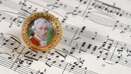  Mozartkugel auf Notenblatt