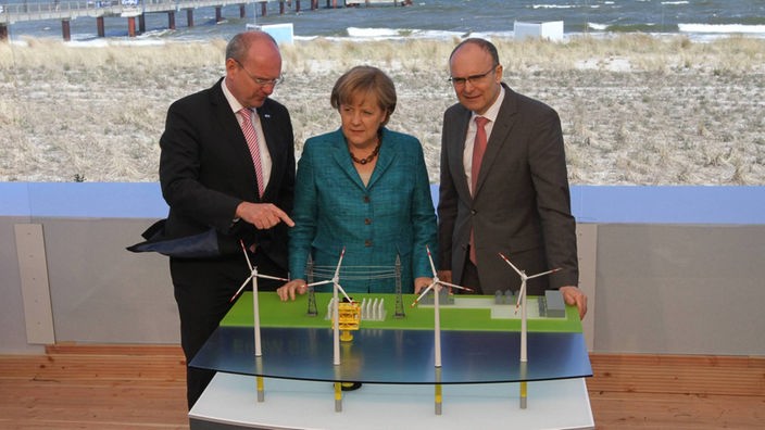 Bundeskanzlerin Angela Merkel, EnBW-Chef Peter Villis (li.), Ministerpräsident Erwin Sellering bei Inbetriebnahme von "Baltic 1"
