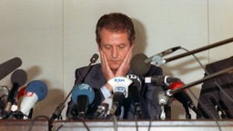 Ministerpräsident von Schleswig-Holstein Uwe Barschel (CDU) weist bei einer Pressekonferenz in Kiel am 18.09.1987 mit einem "Ehrenwort" alle Beschuldigungen von sich