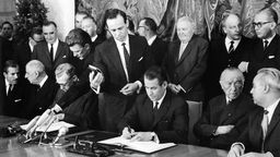 Der französische Außenminister Couve de Murville (sitzend, 3. v. l.) und Bundesaußenminister Gerhard Schröder (sitzend, 3. v. r. ) unterzeichnen am 5. Juli 1963 im Palais Schaumburg in Bonn die Gründungsurkunde für das Deutsch-Französische Jugendwerk