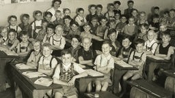 Überfüllte Schulklasse 1952 in Deutschland