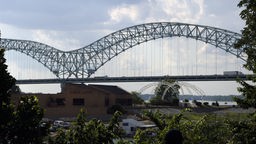 Hernando de Soto Bridge über den Mississippi in Tennessee, USA