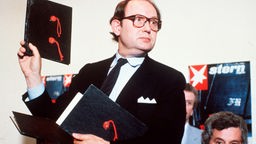 Der Journalist Gerd Heidemann hält am 25. April 1983 bei einer Pressekonferenz in Hamburg ein Exemplar der vermeintlichen Hitler-Tagebücher