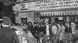Demonstration vor den Kammerlichtspielen in München gegen die Aufführung des Films "Unsterbliche Geliebte" (BRD 1950) von Veit Harlan