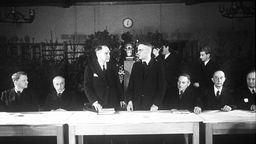 Gründungssitzung der Max-Planck-Gesellschaft am 26. Februar 1948 in Göttingen: In der Mitte stehend Adolf Grimme (l), Kultusminister von Niedersachsen und der Präsident der Max-Planck-Gesellschaft Professor Otto Hahn (r).