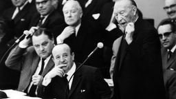 Gerieten schwer in die Kritik: Bundeskanzler Adenauer (r), Verteidigungsminister Strauß (l)