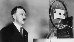 Adolf Hitler Februar 1933 bei seiner ersten Rundfunkrede als Reichkanzler