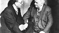 Otto Grotewohl (SPD) und Wilhelm Pieck (KPD) (r.) in einer Pause des SED-Vereinigungsparteitags 1946