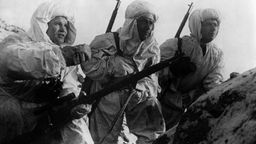 Sowjetische Scharfschützen in Schneeanzügen