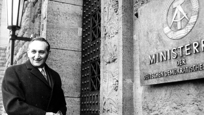 Egon Bahr, SPD-Staatssekretär im Bundeskanzleramt, vor seinem zweiten Treffen mit dem DDR-Staatssekretär M. Kohl am 23. Dezember 1970 in Ost-Berlin vor dem Gebäude des DDR-Ministerrats.