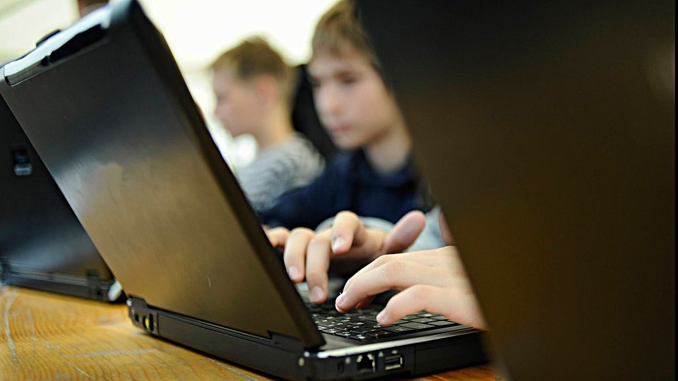 Jugendlichesitzen an Laptops