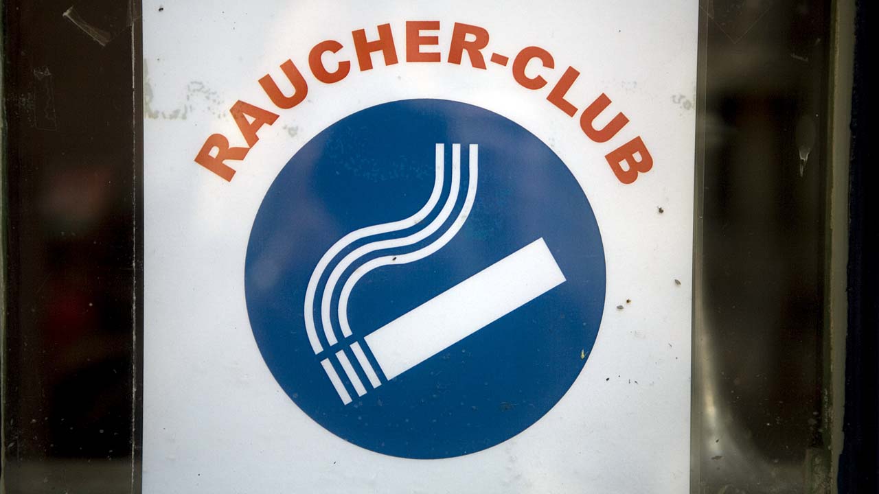 Schild eines Raucherclubs
