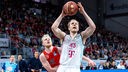 Christian Sengfelder von den Telekom Baskets Bonn setzt zum Wurf an.