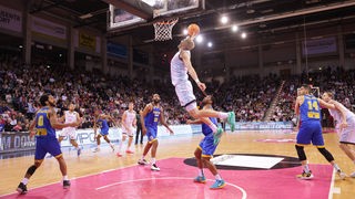 Sam Griesel von den Telekom Baskets Bonn zieht Richtung Korb im Spiel gegen Peristeri.