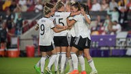 Jubel bei der deutschen Nationalmannschaft der Frauen nach EM-Sieg gegen Dänemark