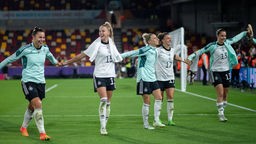 Spielerinnen der deutschen Nationalmannschaft der Frauen nach dem Spiel gegen Österreich