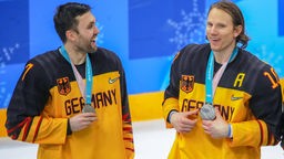 Christian Ehrhoff (r.) feiert 2018 mit der deutschen Eishockey-Nationalmannschaft die Olympische Silbermedaille