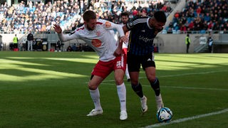 Torben Müsel (links) von Rot-Weiss Essen im Spiel beim 1. FC Saarbrücken.