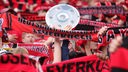 Bayer Leverkusen Fans mit Schal Deutscher Meister und Meisterschale