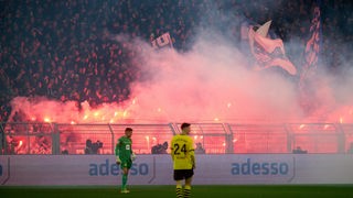 Bochums Fans brennen am 28.01.2024 Feuerwerk im Dortmunder Stadion ab. 