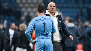 Sichtbare Enttäuschung bei Bochum-Trainer Thomas Letsch und Torwart Manuel Riemann