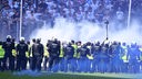 Polizei und Ordnungskräfte sichern das Spielfeld beim Spiel des MSV Duisburg gegen Erzgebirge Aue