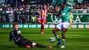 Daouda Beleme (r.) vom VfB Lübeck überlistet RW-Essen-Torwart Jakob Golz