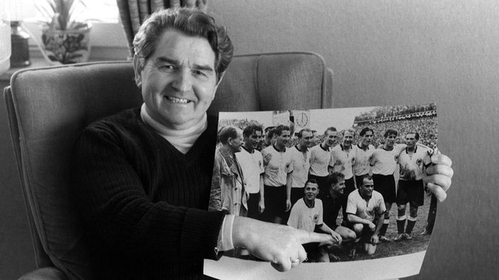 Toni Turek, Fußball-Weltmeister von 1954, zeigt auf ein altes Mannschaftsfoto (Archivbild von 1979)