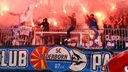 Fans des SC Paderborn zünden Pyrotechnik beim Spiel in Braunschweig
