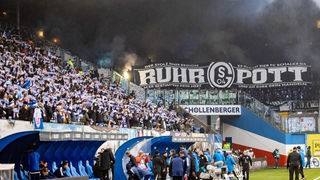 Rauch steigt aus der Kurve der Schalke-Fans