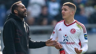 Fortuna Düsseldorfs Trainer Daniel Thioune (links) im Gespräch mit Torjäger Christos Tzolis.