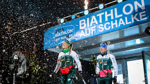 Dorothea Wierer und Lukas Hofer betreten die Veltins-Arena beim JOKA Biathlon auf Schalke