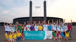 Special-Olympics-Athletinnen und -Athleten vor dem Olympiastadion Berlin