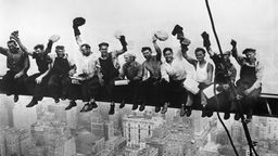 Elf Bauarbeiter sitzen am 20.09.1932 auf einem Stahlträger 250 Meter über New York und machen Mittagspause auf einem Wolkenkratzer