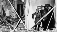  Nach dem Attentat vom 20.Juli 1944 besichtig Mussolini zusammen mit Hitler den zerstörten Konferenzraum im Führerhauptquartier in der Wolfsschanze
