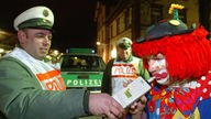 Polizist lässt Karnevalsclown in Alkoholmessgerät blasen