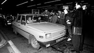 Ein Wartburg fährt am 09.11.1989 in Helmstedt (Niedersachsen) ungehindert über den Grenzübergang der A2 in Helmstedt
