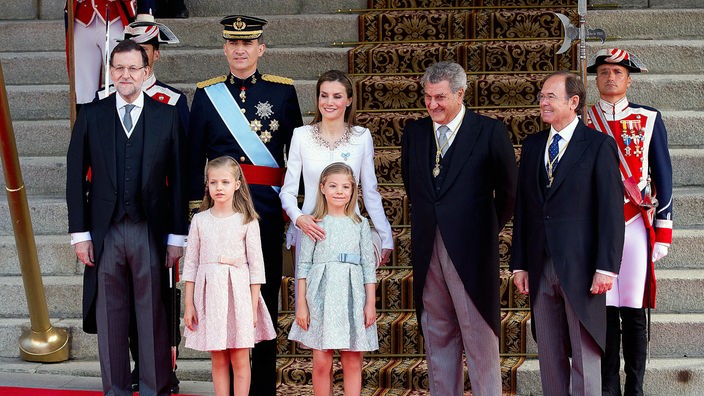 Felipe VI. (2.v.l.) mit Spaniens Premierminister Rajoy (1.v.l.) nach Inthronisation 