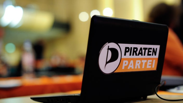Ein Laptop mit einem Aufkleber der Piratenpartei steht in der Halle Muensterland in Muenster im Vorfeld des Landesparteitages der Piratenpartei Nordrhein-Westfalen auf einem Tisch