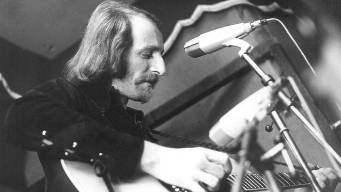Hannes Wader mit Gitarre bei Auftritt in Hamburg, Oktober 1970