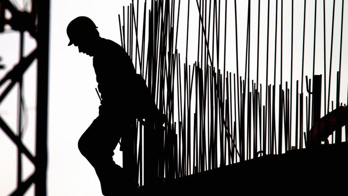 Illutration:Silhouette eines Arbeiters auf einer Baustelle