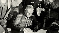 Generalfeldmarschall Wilhelm Keitel unterzeichnet am 8. Mai 1945 im sowjetischen Hauptquartier in Berlin-Karlshorst die Kapitulation Deutschlands
