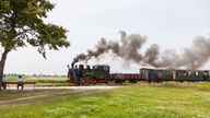 Dampflokomotive der Selfkantbahn fährt vorbei am Haltepunkt "Gelindchen" (Aufnahme von 2013)