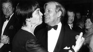 Bundeskanzler Helmut Schmidt tanzt mit Ehefrau Loki beim Berliner Presseball 1977