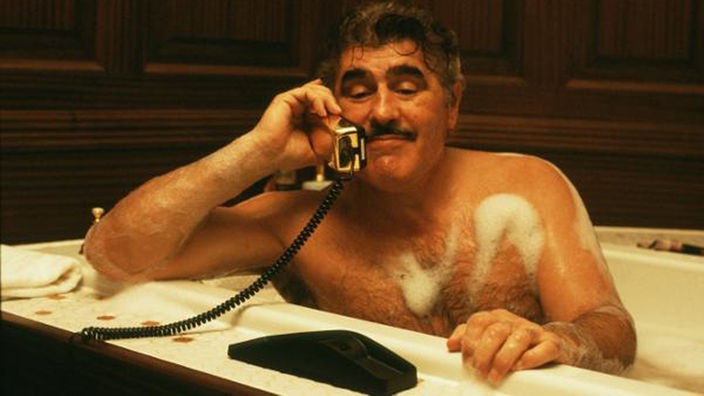 Mario Adorf als "Generaldirektor Hafferloher" in der Badewanne, telefonierend