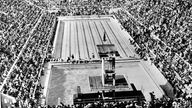 Zahllose Menschen im olympisches Schwimmstadion in Berlin, 1936