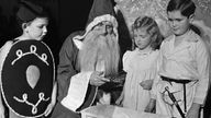 Szenenbild von "Peterchens Mondfahrt"-Aufführung 1939 mit Fritz Eugen (re.) in Titelrolle
