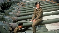 Sowjetische Soldaten bereiten am 05.05.1989 in Jüterborg im Bezirk Potsdam (DDR) den Abmarsch der Sowjettruppen aus der DDR vor