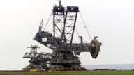 Größter Schaufelradbagger der Welt geht im Tagebau Hambach in Betrieb