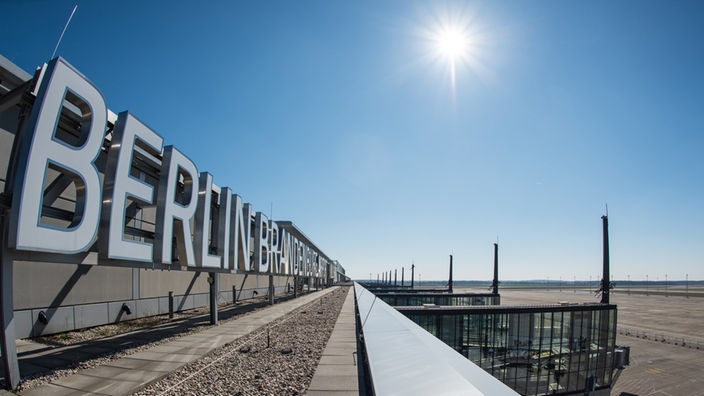  Blick vom Dach des Terminalgebäudes des Flughafens Berlin Brandenburg